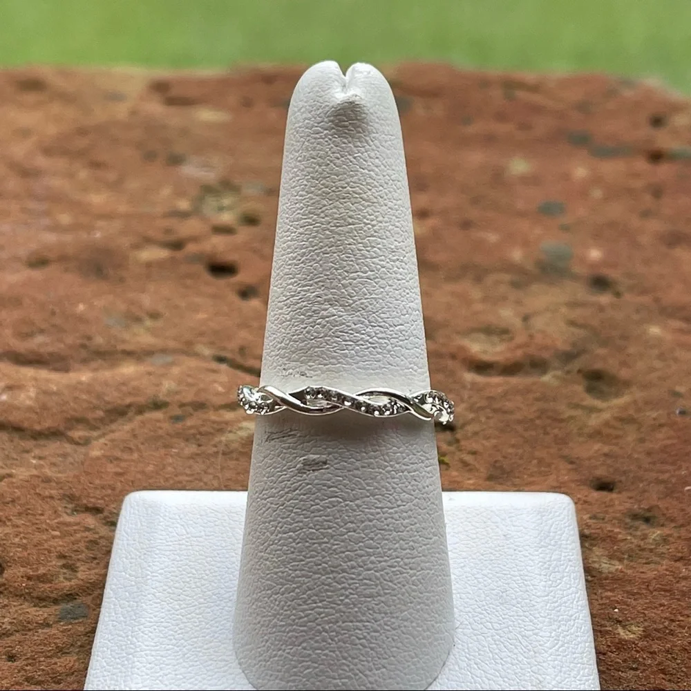 Beautiful & simple silver filled infinity ♾ ring with white crystals